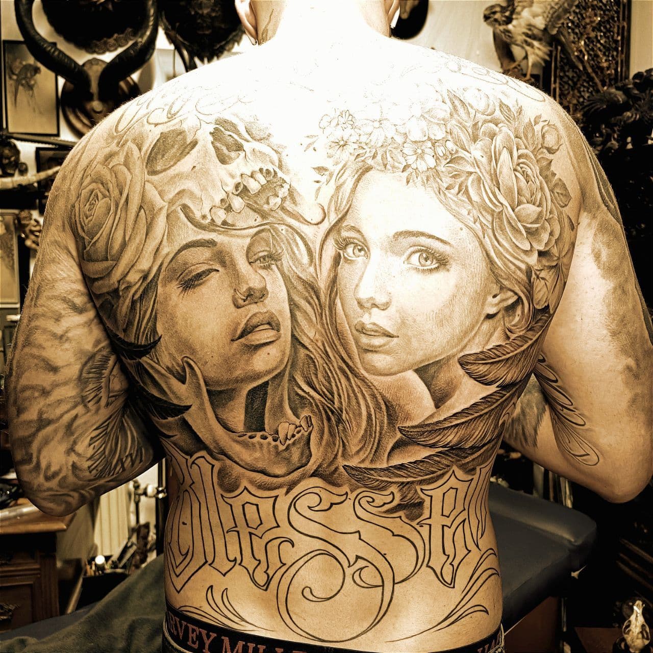 Cover-Up-Tattoo – verblasste Schrift als geometrisches Muster auf dem Unterarm