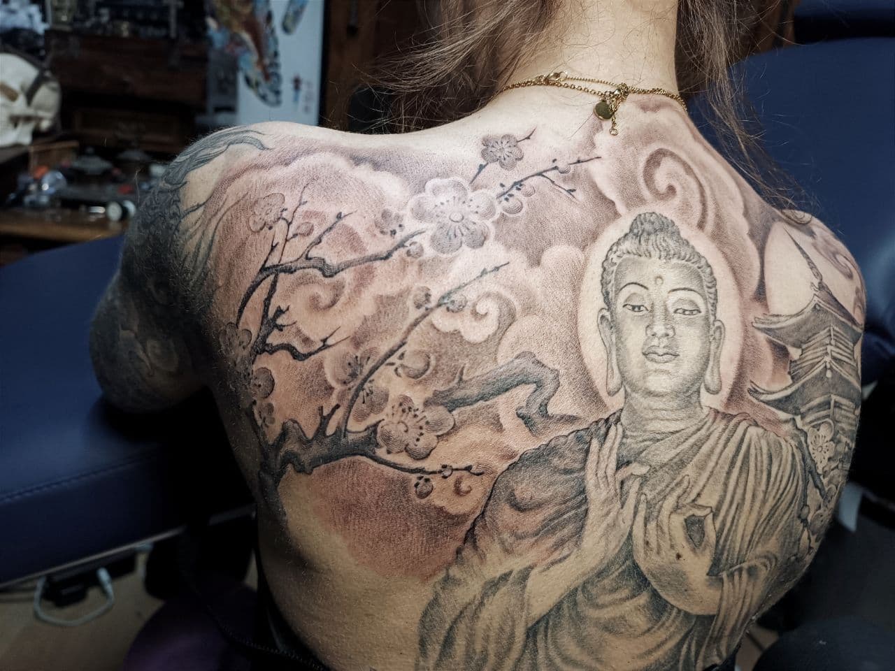 Cover-Up-Tattoo – ehemaliges Tribal-Tattoo als Löwenkopf auf dem Oberarm